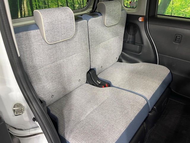 後部座席も気になるようなキズ・汚れやへたり等、大きなダメージはなく、良好な状態です。
