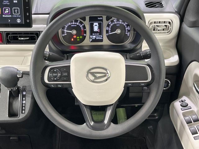 【ステアリングスイッチ】運転中、前方から目線をそらすことなく、オーディオ等の操作が可能な便利機能！安心＆快適なドライブを演出してくれます♪