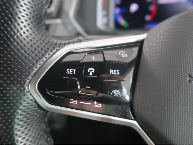 ◆クルーズコントロールにレーダーセンサーを組み合わせ、先行車を測定し設定されたスピードを上限に自動で加減速を行います。一定の車間距離を維持することで、長距離走行でのドライバーの疲労を低減させます。