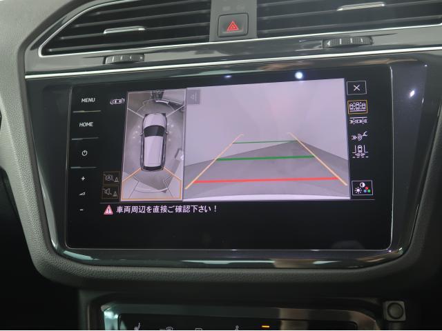 ギアをリバースに入れると車両後方の映像を映し出します。画面にはガイドラインが表示され、車庫入れや縦列駐車などの際に安全確認をサポートします。