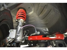 スズキコンプリート 2インチリフトアップ！ 純正のストローク改善し抜群の乗り心地を保証します。