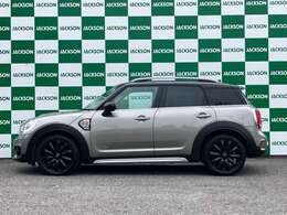 お客様の安全、安心を第一に車輛状態、機関状態、足回り、走行テストなどの検査をした後に車輛を展示しております。