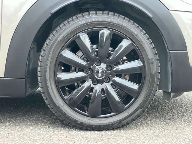 店舗から少し離れたストックヤードにて保管している車両もございます。現車確認をご希望の場合はお電話もしくはLINEにてご予約いただけますと、スムーズに現車確認が可能です。