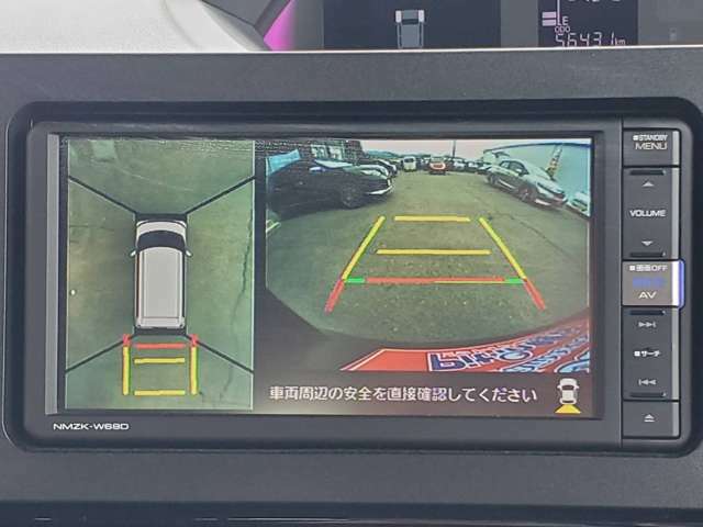 【パノラマモニター】従来のバックカメラに加えて、自車を真上から見ているような視点で周囲を確認できる全方位カメラも搭載♪狭い場所での切り返しや駐車時に心強いサポート装備です。
