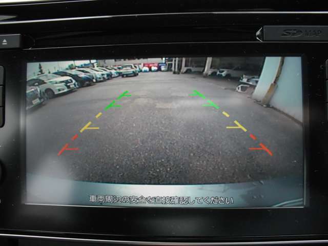 バックビューモニター　シフトレバーを「R」位置にすると、自動的に後方の画像を表示します。車庫入れなどでバックする際に後方確認ができて便利です。