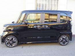 ワンズアームズのスタッフは国家資格整備士です。自社整備工場完備で、仕入れから販売、買取、修理、アフターフォローまで国家資格整備士が行い、良質安心な車両を安価にご提供出来るよう、日々、努力しております。