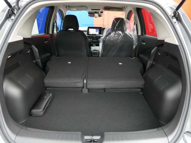 両側倒していただくと大きな荷物も積み込むことが出来ます！コンパクトカーでも多数の荷物を積んで持っていくことが出来ますね！