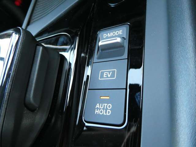 オートブレーキホールドは、ブレーキペダルを離しても車を停止させる機能で、交通渋滞や信号待ちでのブレーキの継続的な使用を減らし、運転の負担を軽減します。坂道発進時もとても便利ですよ！