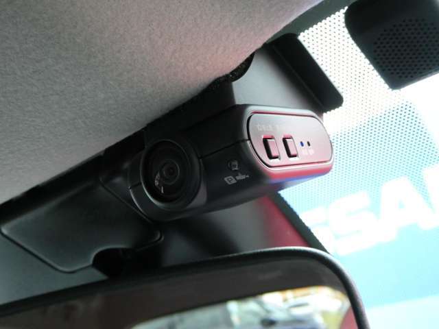 ドライブレコーダーは車室内カメラによる車内および車側面の撮影記録、走行中の幅寄せ対策や後方撮影（リヤガラス越し）にも対応。駐車中、衝撃を検知すると自動的に録画モードが作動、大切な人とクルマを見守ります