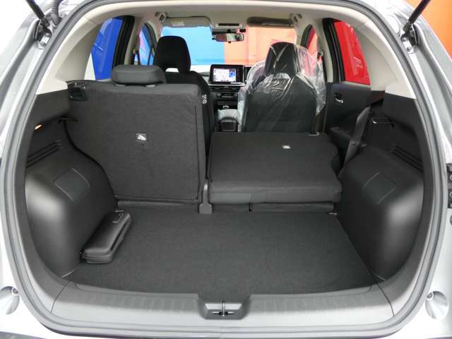 6：4の比率で後席が倒れてくれます。乗車人数と載せる荷物によってレイアウトを変えられます。この広さがたくさんあるe-POWERの魅力のひとつですね。