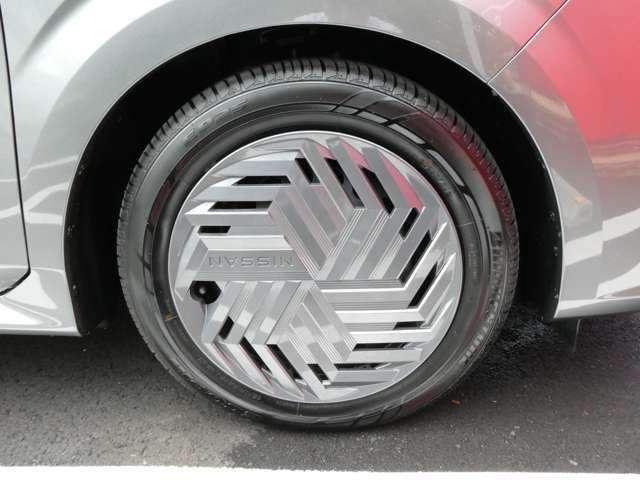 ノートのデザインをさらに際立たせるホイールカバーです。走行距離も少ないのでこれからドンドン使っていただけますね！！