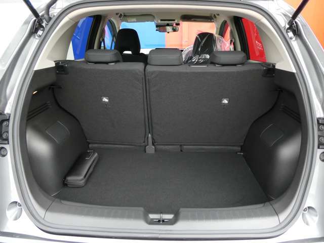 開口高710mm、開口幅1050mmで積み込みやすく、たくさん乗せられるラゲッジルームです！4人乗ってもベビーカーやスーツケースを乗せてお出かけできますよ！