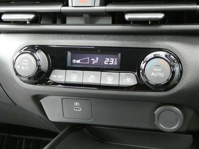 高級感のある内装のイメージを決定付けるオートエアコンです。自動で設定した温度に調整してくれるので、とても楽で便利ですね。その下にはUSBタイプCの充電端子が付いています！