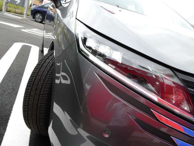 夜間に明るい光が広がるLEDヘッドライトが付いていますのでナイトドライブも安心ですね！