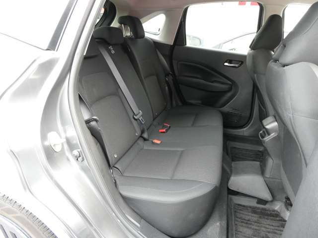 e-POWERは優れた燃費性能をもちながら後席やラゲッジスペースが広いです！バッテリーに大容量の電力をためておく必要がないため、小型化した駆動用バッテリーは、前席シート下にコンパクトに搭載しています。