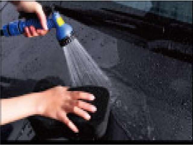 「ボディコーティング　プレミアム」は、汚れ落ち効果に優れ、普段のお手入れは水洗いでOK。頑固な汚れには、アイテムを充実させた付属のメンテナンスキットが効果を発揮します。