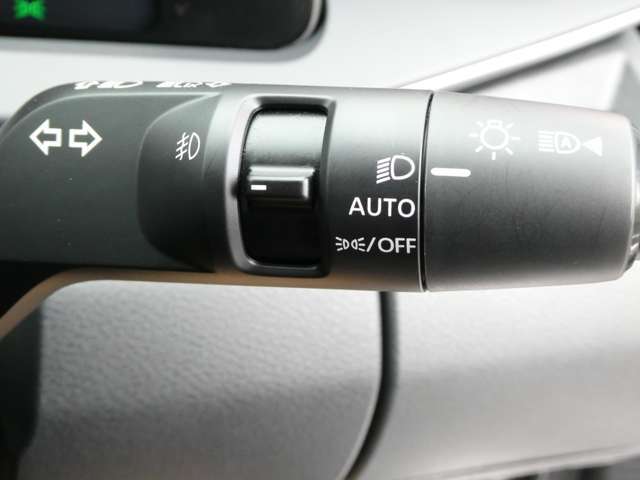 オートライトシステムが標準で付いています！薄暗い夕方に早めに点灯して事故を防ぎやすくなり、トンネルなどでも自動で点灯、消灯をしてくれますので便利ですね！！