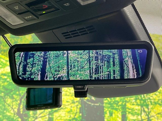 【デジタルインナーミラー】後席の大きな荷物や同乗者で後方が確認しづらい時でも安心！カメラが撮影した車両後方の映像をルームミラー内に表示。クリアな視界で状況の確認が可能です！