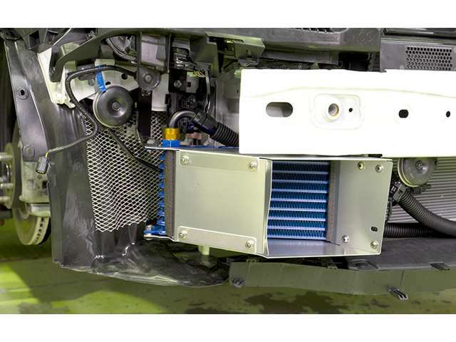 ※デモ車　FAエンジンで全開走行をするには油温管理を徹底しないといけません。コンプリートカーには、トラストが開発したオイルクーラーを装備。全開走行時に高い冷却性能を発揮します。