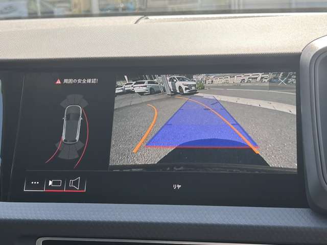 ●リヤビューカメラ『車両のカメラから得た映像を合成し、モニターに映し出します。車両周辺の歩行者や障害物などの発見に役立ちます。』