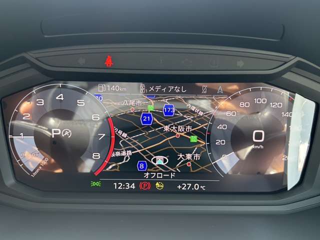 スピードメーターなどの運転に必要な計器とともに、オーディオ・電話の操作画面や地図などを表示。レイアウトはステアリングスイッチで切り替えでき運転に集中しながら必要な情報を瞬時に得ることが可能。