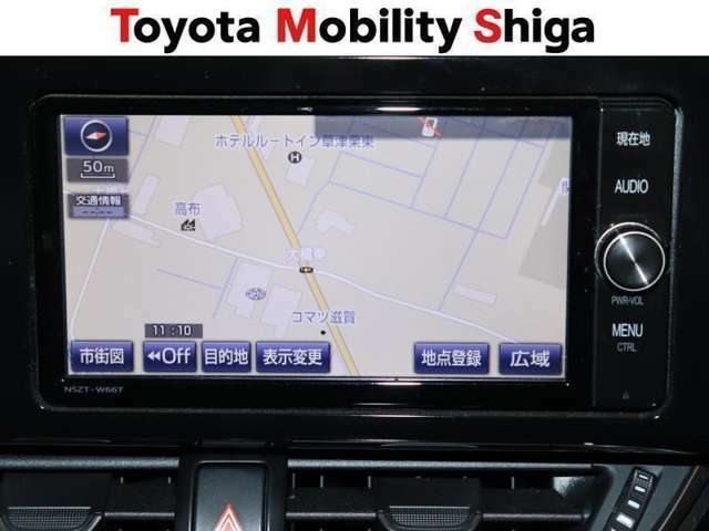 トヨタ純正ディ-ラ-オプションナビゲ-ション装着車です。地上デジタル放送・CD・DVDなどを再生できるナビゲ-ションです。