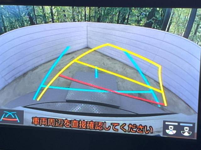 【バックカメラ】駐車時に後方がリアルタイム映像で確認できます。大型商業施設や立体駐車場での駐車時や、夜間のバック時に大活躍！運転スキルに関わらず、今や必須となった装備のひとつです！