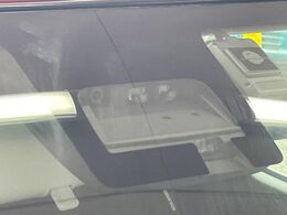 【スズキ　セーフティサポート】走行中に前方の車両等を認識し、衝突しそうな時は警報とブレーキで衝突回避と被害軽減をアシスト。より安全にドライブをお楽しみいただけます。