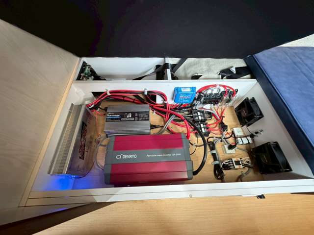 リチウムサブバッテリー　走行充電　外部充電・電源　2000Wインバーター