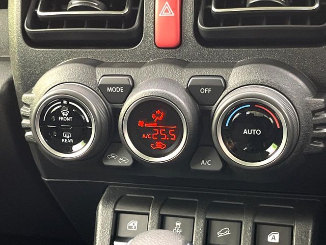 【オートエアコン】一度お好みの温度に設定すれば、車内の温度を検知し風量や温度を自動で調整。暑い…寒い…と何度もスイッチ操作をする必要はありません。快適な車内空間には必須の機能ですね♪