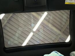 【パノラマルーフ】大型のガラスルーフ搭載で車内の解放感が一気にアップ！開放的なドライブをお楽しみいただけます。