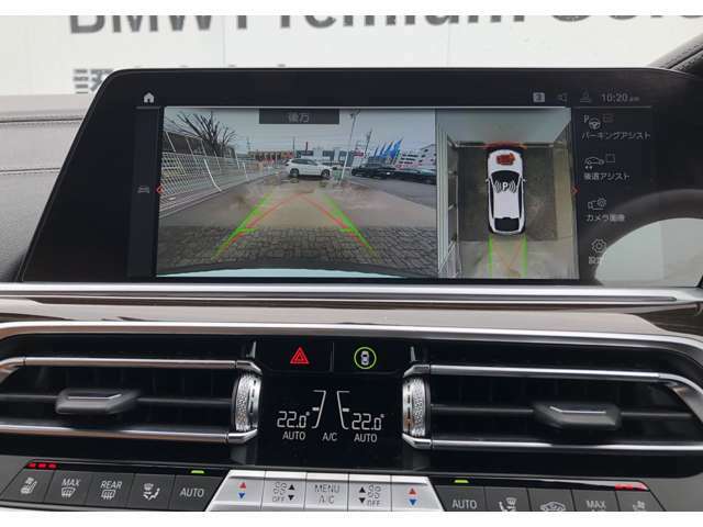 駐車する際は、パーキングヘルプラインと障害物マーク表示機能付のリアビューカメラがスマートな車庫入れをサポートします！障害物との距離を信号音と画面表示でお知らせするので安全かつ正確に駐車できます。