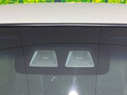 【スマートアシスト】走行中に前方の車両等を認識し、衝突しそうな時は警報とブレーキで衝突回避と被害軽減をアシスト。より安全にドライブをお楽しみいただけます。