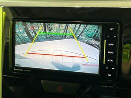 【バックカメラ】駐車時に後方がリアルタイム映像で確認できます。大型商業施設や立体駐車場での駐車時や、夜間のバック時に大活躍！運転スキルに関わらず、今や必須となった装備のひとつです！