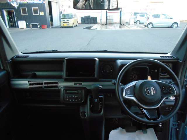 インパネはドライバーが運転しやすいように走行中の目線の動きを抑えた作りをしているそう。ドライバーの手が届きやすい所に配置されたボタン関連もポイントです。運転に集中できる機能的なデザインが魅力的です。