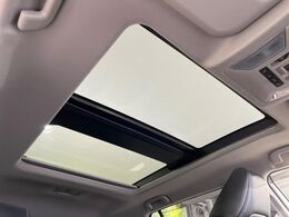 【サンルーフ】開放感たっぷりの希少装備、サンルーフが装着されています！車内に明かりを取り入れたり景色を楽しむ以外にも、車内の空気も簡単に換気できて快適です！