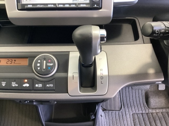 CVT車のセレクトレバーです。低速から高速まで、変速ショックのないスムーズな走りを実現するとともに、エンジン効率のよい領域を維持することで燃費にも貢献します。