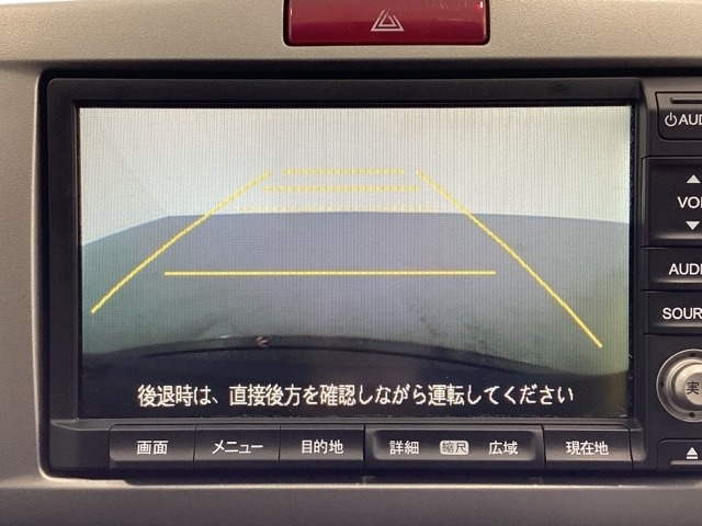 バックでの車庫入れも安心です！　リアカメラが付いているバックモニター付のナビを装備しております。操作線もついており距離感も画面から確認できます。