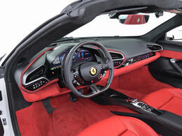 こちらは左ハンドルのお車でございます。内装色はRosso Ferrariを選択しております。