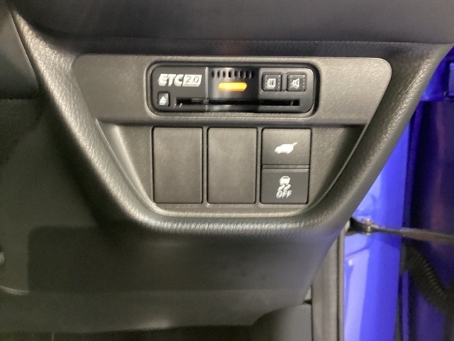 ETCの下にVSA（ABS＋TCS＋横滑り抑制）解除のメインスイッチや電動テルゲートスイッチがついています。テールゲートはスイッチ操作で運転席からでも開け閉めができます。