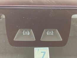 【トヨタセーフティセンス】走行中に前方の車両等を認識し、衝突しそうな時は警報とブレーキで衝突回避と被害軽減をアシスト。より安全にドライブをお楽しみいただけます。