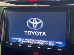 【純正ナビ】人気の純正ナビを装備しております。ナビの使いやすさはもちろん、オーディオ機能も充実！キャンプや旅行はもちろん、通勤や買い物など普段のドライブも楽しくなるはず♪