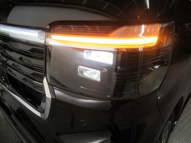 【LED】今は主流のライトです。長持ちしますし、ヘッドライトが黄ばんだり、白くくすんだりがないのでとてもおすすめです。