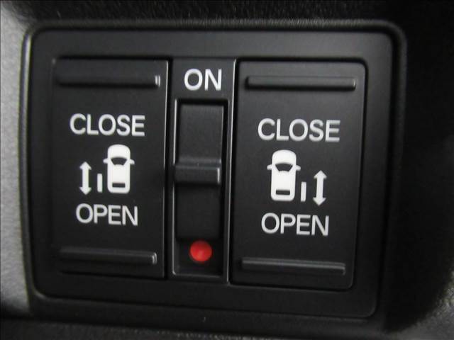 【両側電動スライド】両側をボタン一つで開閉できるのでラクラクです。ご家族で利用するにはとても便利な機能になります。