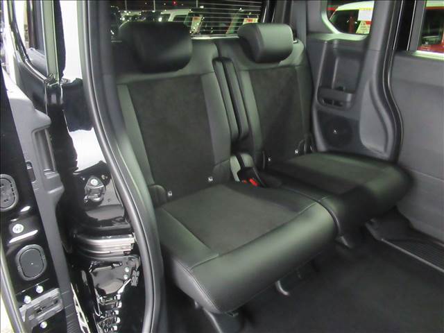 ピタッとはまるオリジナルフロアマットも当社でご準備しております。もちろん、純正品も取り扱いがございますのでご相談いただければ準備は可能です。