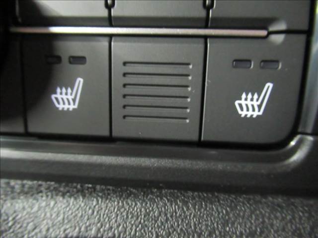 【シートヒーター】寒い冬にはあったら快適な装備です。特に女性の方に喜んでもらえることが多いです。