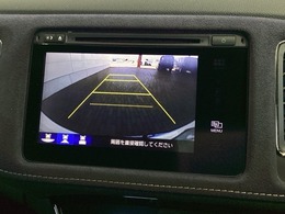 リバースギアに入れるだけで後方の表示へ切り替わります。夜間や雨の日の駐車も楽になりますよ。
