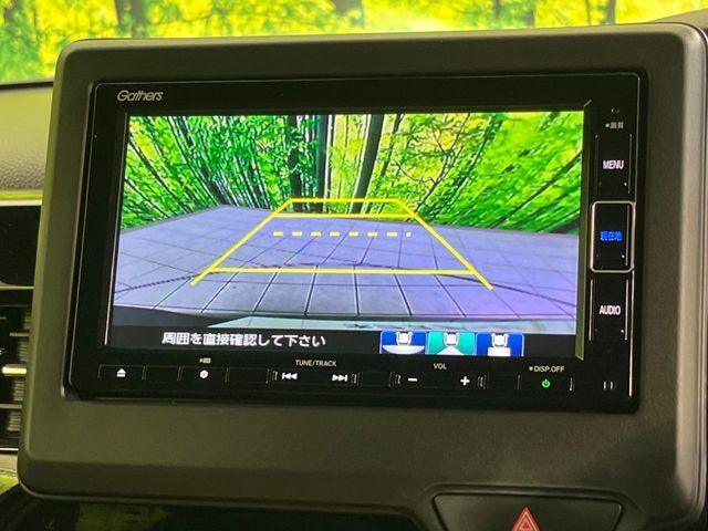 【バックカメラ】駐車時に後方がリアルタイム映像で確認できます。大型商業施設や立体駐車場での駐車時や、夜間のバック時に大活躍！運転スキルに関わらず、今や必須となった装備のひとつです！