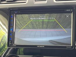 【バックカメラ】駐車時に後方がリアルタイム映像で確認できます。大型商業施設や立体駐車場での駐車時や、夜間のバック時に大活躍！運転スキルに関わらず、今や必須となった装備のひとつです！