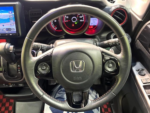 【純正革巻きステアリング】上質な革を使用することで、手にしっかり馴染みとても運転しやすいハンドルです♪